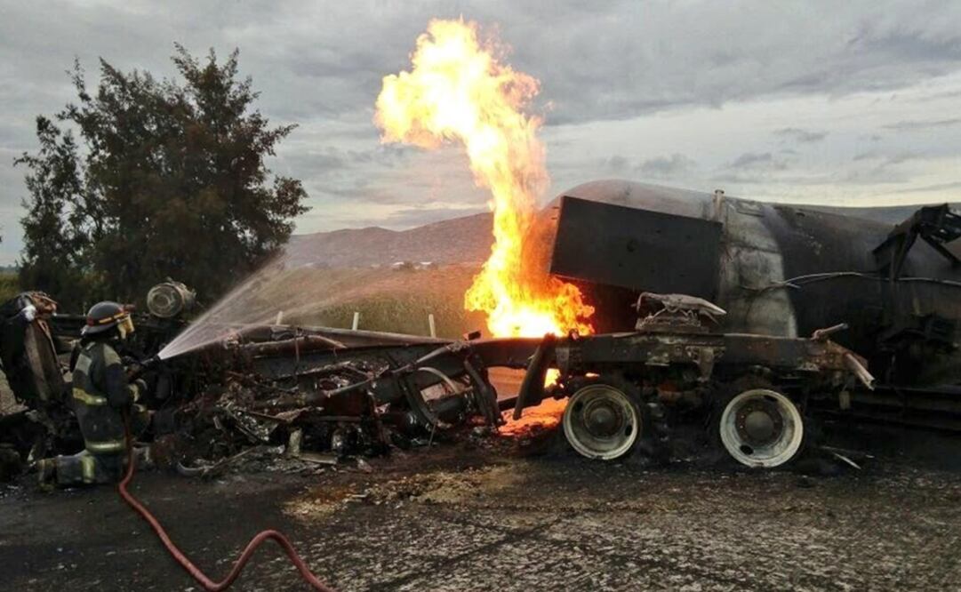 Muere una persona tras incendio de pipa en autopista de Puebla