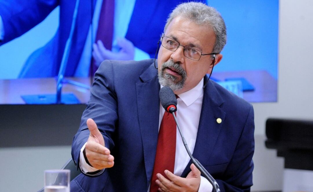 Congresista brasileño Elias Vaz hablando durante una sesión de la Cámara de Diputados en Brasilia. Foto: AFP