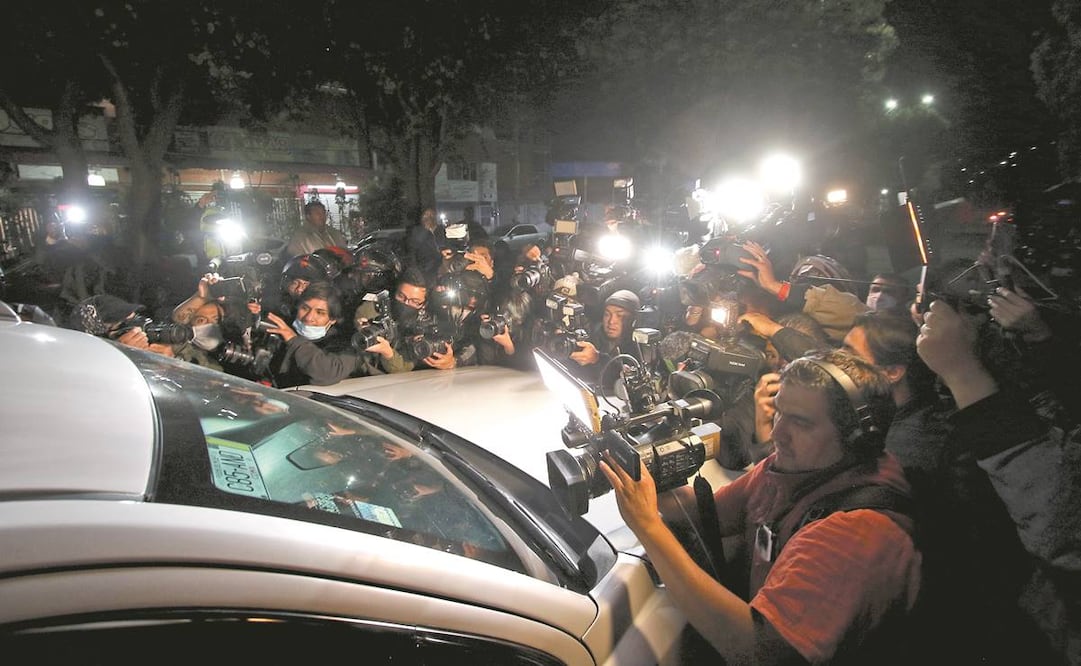 Con cámaras fotográficas y de video, periodistas se abalanzaron sobre el convoy para ubicar al exfuncionario. Foto: Carlos Mejía. EL UNIVERSAL