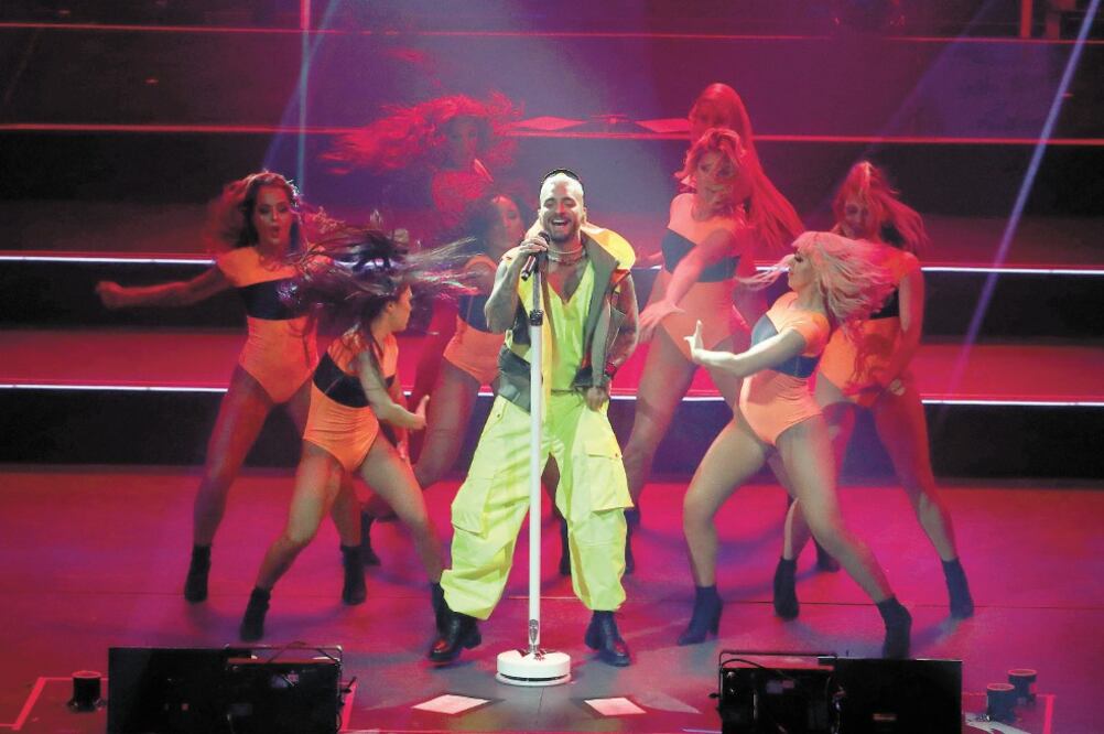 Fuego y pirotecnia lanzada al ritmo de las canciones; las bailarinas, con un vestuario fluorescente. Foto: VALENTE ROSAS. EL UNIVERSAL.