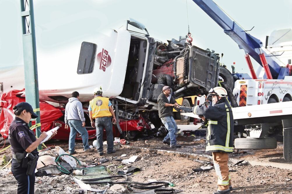 Sobre la autopista Puebla-Orizaba, a la altura del municipio de Chachapa, un tráiler volcó y cayó encima de una camioneta en la que viajaban nueve personas (OMAR CONTRERAS. EL UNIVERSAL)