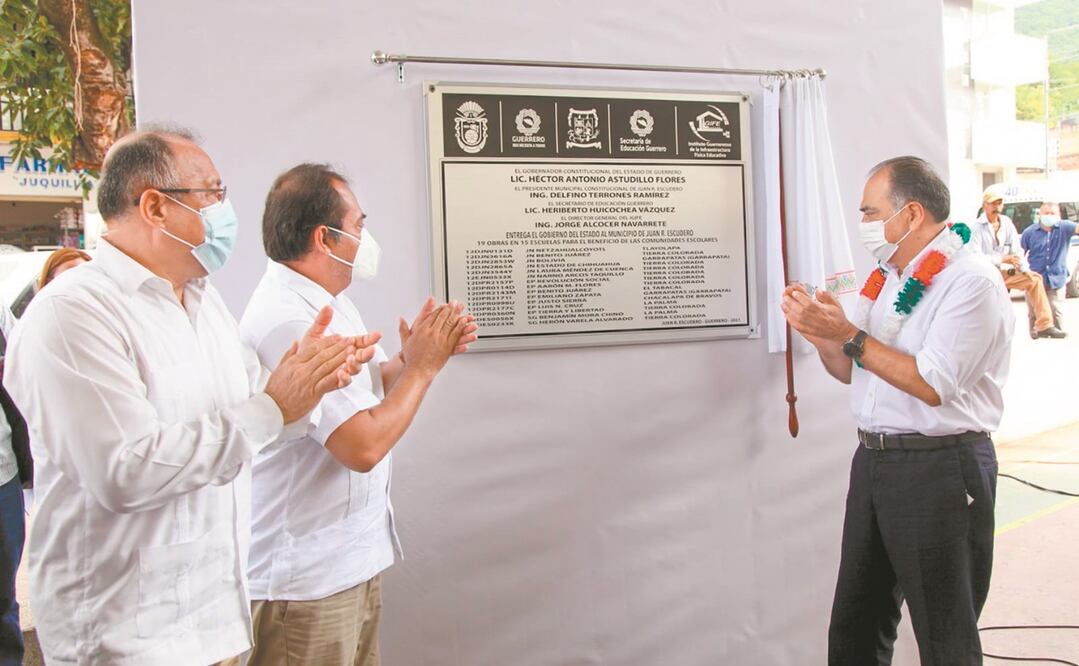 Al entregar obras de infraestructura, el gobernador estatal resaltó los avances en materia educativa, con la inversión realizada en escuelas. Foto: Especial