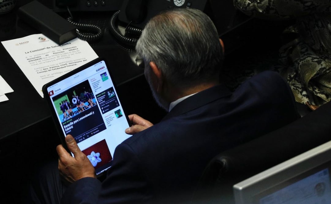 Adán Augusto López Hernández es captado observando noticias deportivas en su tableta electrónica, sin atender el desarrollo de los trabajos legislativos en el Senado (05/11/25). Foto: Andrea Murcia/ Cuartoscuro