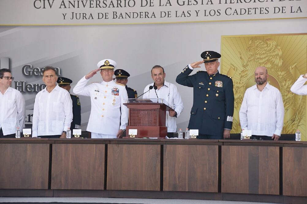 Alfonso Navarrete Prida (centro) dijo que se debe honrar a quienes dieron su vida para hacer un país fuerte, durante la conmemoración de la gesta heroica en Veracruz. Foto: ESPECIAL