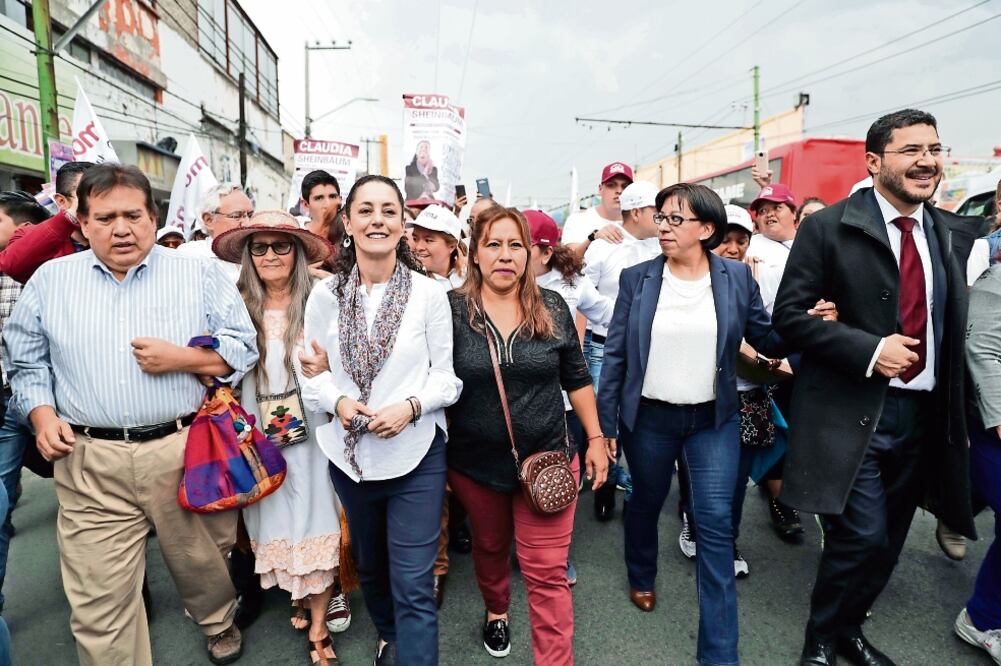 La ex delegada de Tlalpan caminó por la colonia Providencia acompañada de Martí Batres, aspirante al Senado, y Beatriz Rojas, candidata a la Cámara de Diputados, además de simpatizantes. (IVÁN STEPHENS. EL UNIVERSAL)