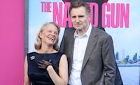 ¿Truco publicitario? Pamela Anderson y Liam Neeson bajo el reflector por las dudas de su romance. Foto: Charly Triballeau/ AFP