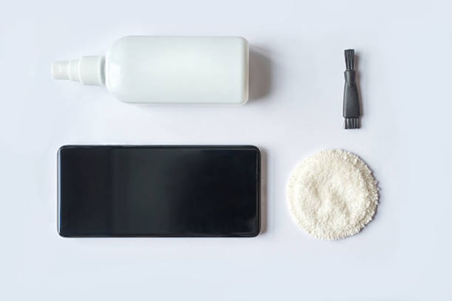 Limpia la bocina de tu celular fácilmente, utiliza un cepillo con cerdas suaves para mejorar la calidad del sonido. Foto: Unsplash