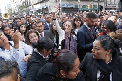 Pierden hasta los zapatos por acercarse a Sheinbaum