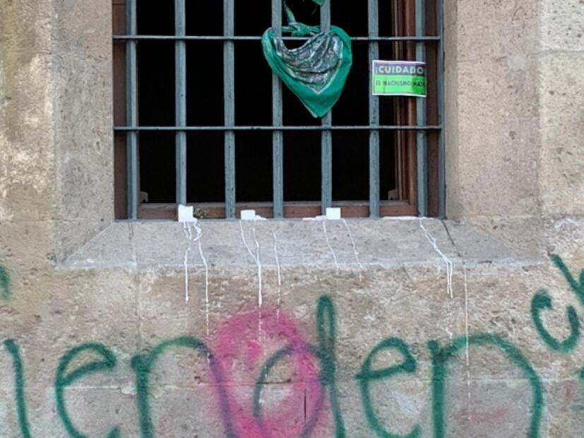 Dañan Palacio Nacional con aerosol, cera y calcomanías