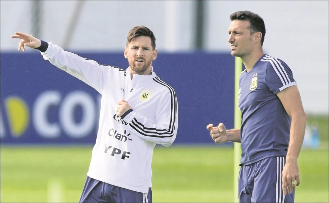 Lionel Scaloni junto a Lionel Messi. Foto: AFP