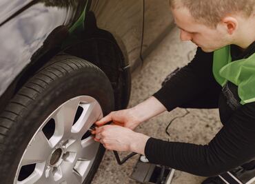 La diferencia entre ponerle nitrógeno a las llantas del auto en vez de aire