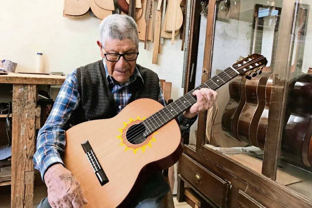 Manuel Rubio Cano tiene 94 años y desde 1941 se ha dedicado a la elaboración de instrumentos de cuerda en Paracho (FOTO: CHARBELL LUCIO)