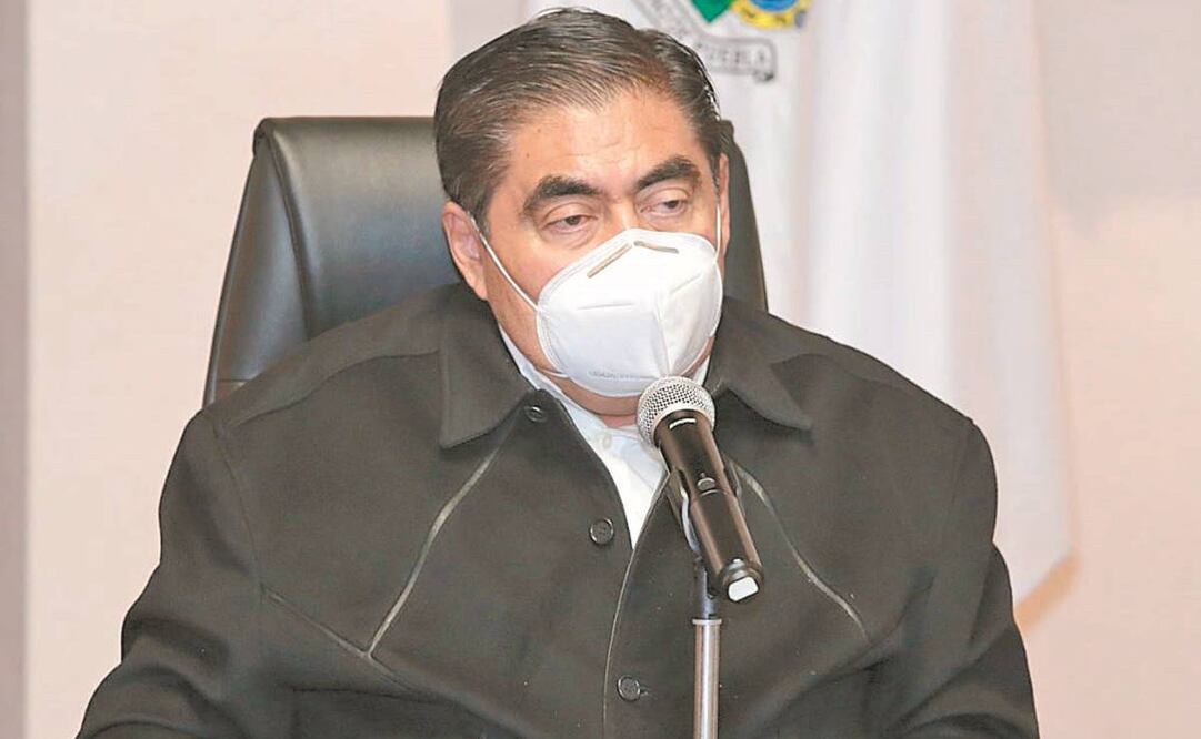 “Estoy limpio. Siempre he actuado con honestidad y buena fe”, afirmó ayer Miguel Barbosa Huerta en su conferencia virtual. Foto: Especial