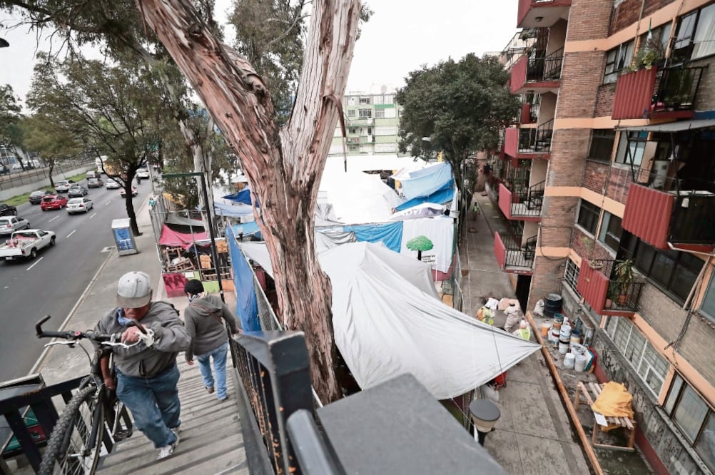Hay tres campamentos alrededor del multifamiliar de Tlalpan: uno sobre la avenida Álvaro Gálvez y Fuentes; otro sobre Avenida 8, y el último en las canchas de la unidad deportiva (ALEJANDRA LEYVA. EL UNIVERSAL)