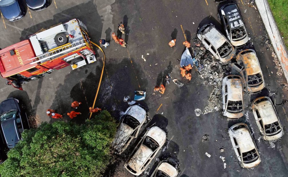 Los bomberos trabajando en el rescate de cuerpos, tras el accidente. Foto: AFP