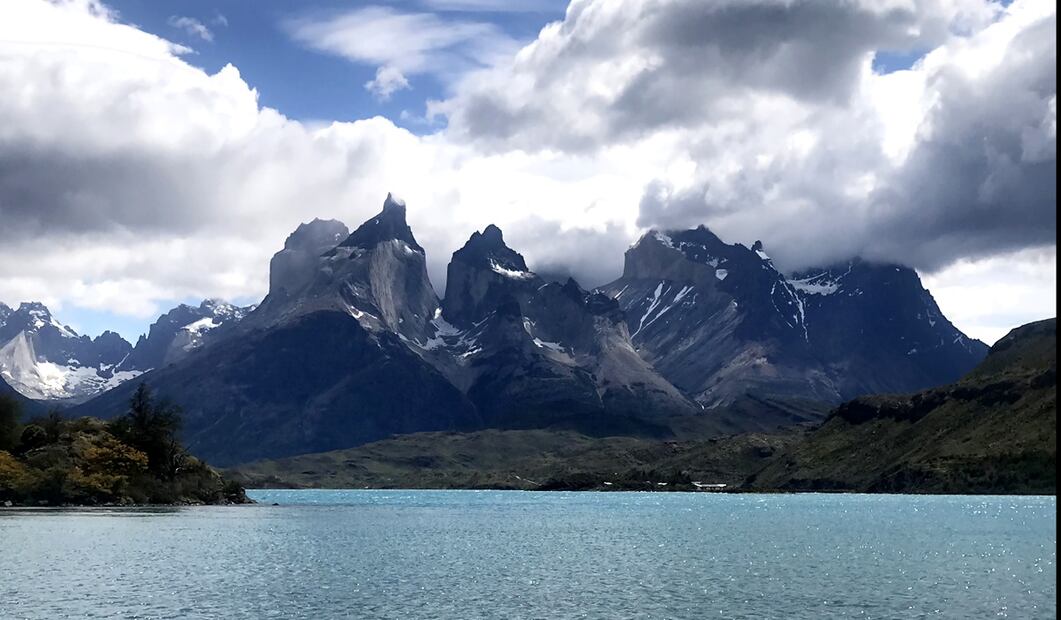 Imagen del Parque Nacional Torres del Paine considerado una de las siete maravillas naturales del mundo y santuario para alpinistas en la Patagonia, el 24 de diciembre de 2022. Dos excursionistas mexicanos fallecieron en el parque y otros siete, cuyas nacionalidades se desconocen, están desaparecidos dentro del lugar, según confirmó este martes la Delegación Presidencial de la zona. Foto: EFE