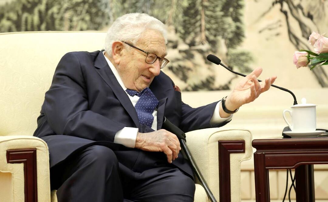 Fotografía de archivo del 22 de noviembre de 2019 donde aparece el exsecretario de Estado estadounidense, Henry Kissinger, durante una reunión con el ministro de Relaciones Exteriores de China en el Gran Palacio del Pueblo en Pekín (China). Foto: EFE