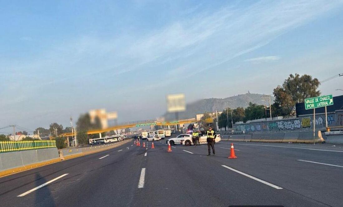 Los integrantes de la Asociación de Transportistas realiza un bloqueo en la autopista México-Puebla, a la altura del kilómetro 32. Foto: Especial