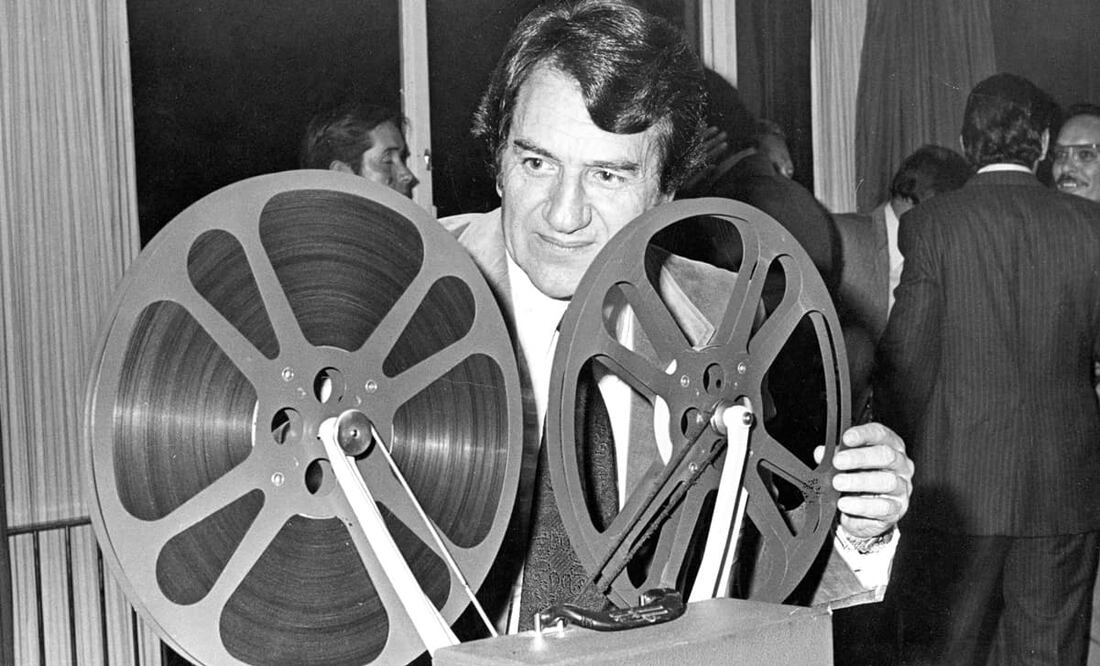 Ramón Bravo Prieto en los años 70, mostrando su trabajo como documentalista marino. Según su nieta, el buzo “siempre que salía, llevaba su equipo y filmaba o grababa el paseo que iba dando, así sacó sus primeros documentales. Tenía un mundo de cámaras para agua, exteriores y de lentes”. Foto: Archivo EL UNIVERSAL.