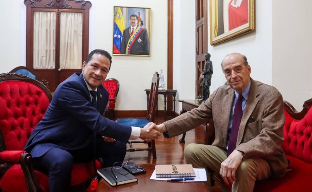 Apretón de manos entre el colombiano Álvaro Leyva (derecha), canciller designado de Colombia, y Carlos Faría, canciller de Venezuela. Foto: Especial
