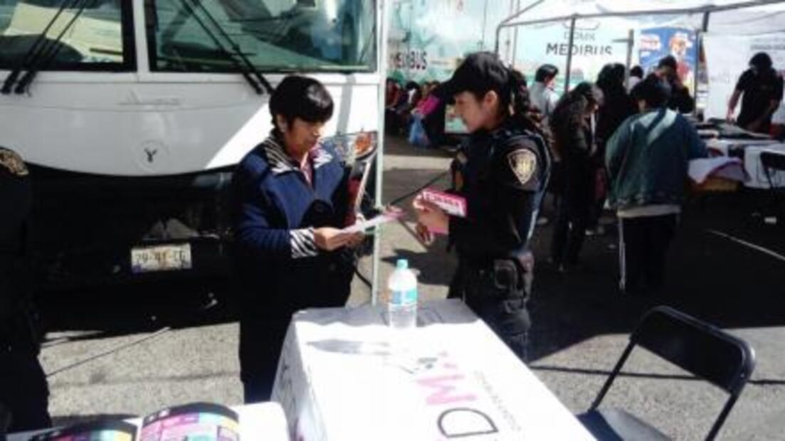 Mujeres policías, de la elegancia a la rudeza