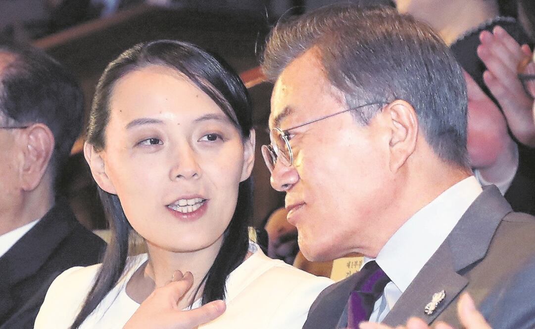 Cordiales Kim Yo-jong (izq.) y el presidente surcoreano Moon Jae-in, ayer durante un concierto en Seúl.