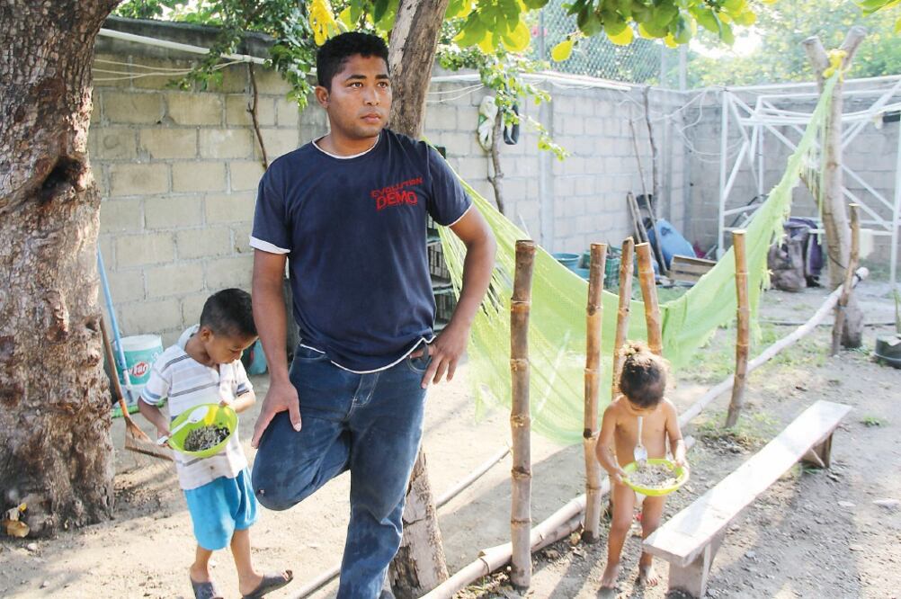 Tras ser abandonado por su esposa, Mervin Javier Oviedo Reyes partió de Honduras junto con sus dos hijos, Justin Javier, de 4 años, y Katerin Anahí Oviedo García, de apenas dos, con rumbo a Los Angeles (ROSELIA CHACA. EL UNIVERSAL)