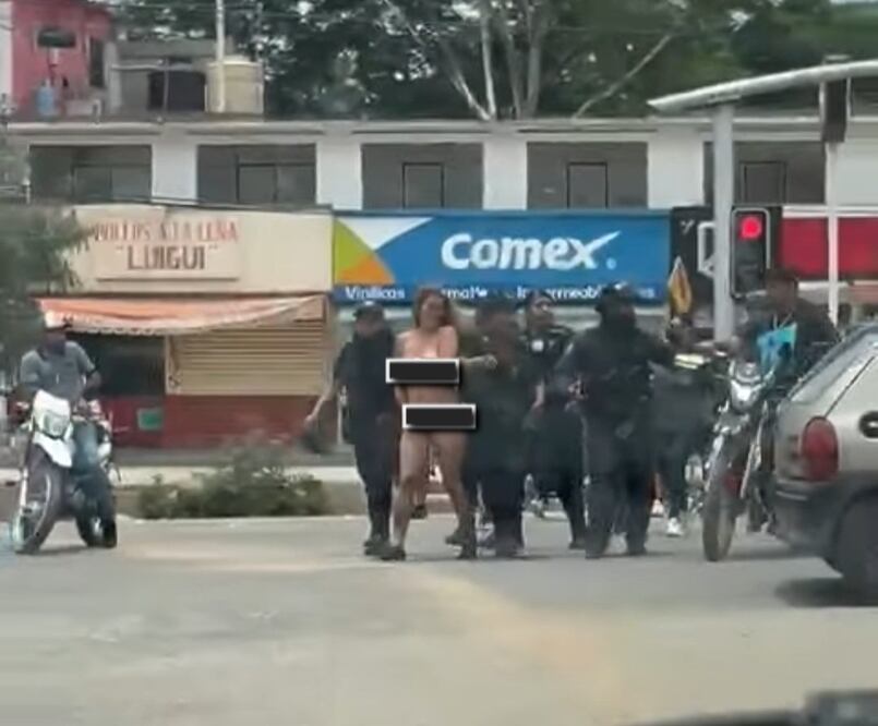 Detienen a un hombre y una mujer en San Pablo Etla, Oaxaca, por presunto robo; a ella la desnudan y exhiben por las calles. (Foto: especial)