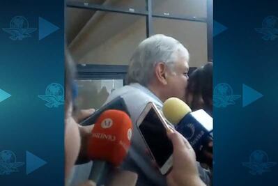 AMLO da beso a reportera que cayó en entrevista