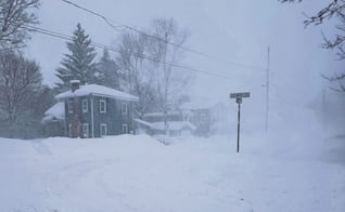 Tormenta invernal obliga a cancelar 12 mil vuelos en EU; 140 millones de personas están bajo alerta