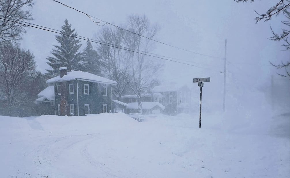 Fuertes vientos levantan nieve en Lowville, Nueva York. Foto: Cara Anna / AP