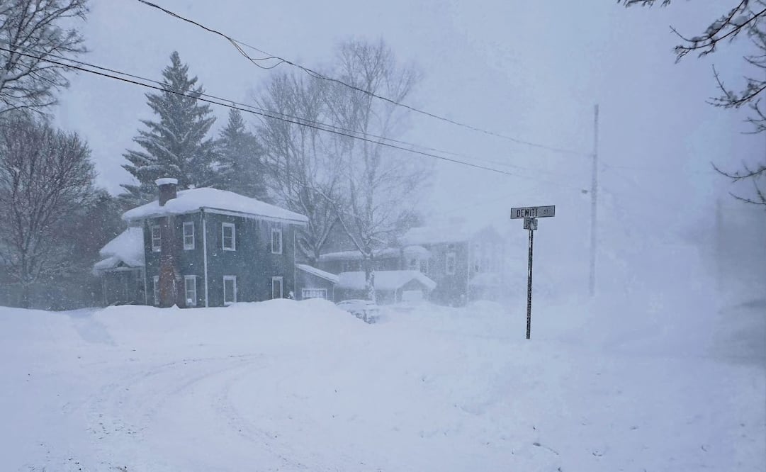 Fuertes vientos levantan nieve en Lowville, Nueva York. Foto: Cara Anna / AP