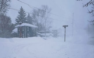 Tormenta invernal obliga a cancelar más de 9 mil vuelos en EU; 140 millones de personas están bajo alerta
