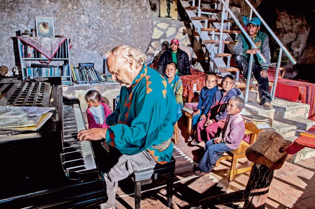El compositor da clases a los interesados en aprender a tocar el piano, el cual fue usado en el Teatro Degollado de Guadalajara y luego fue de la viuda del fundador del PAN, Manuel Gómez Morín (YADÍN XOLALPA)