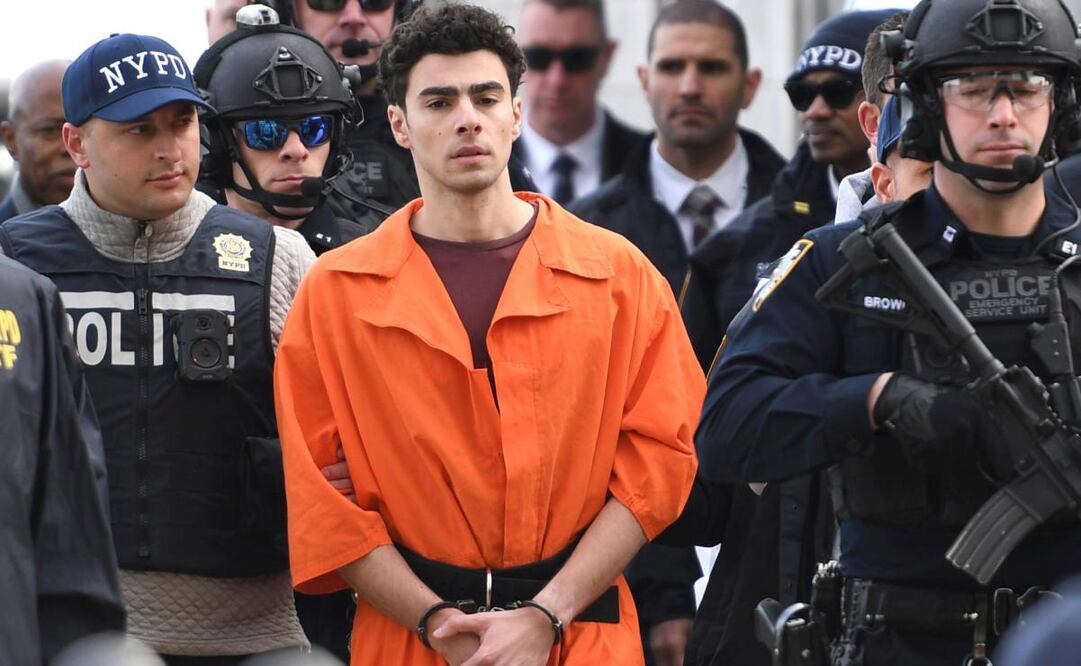 Luigi Mangione, sospechoso del asesinato a tiros del director ejecutivo de UnitedHealthcare, Brian Thompson, es escoltado por la policía. Foto: AP