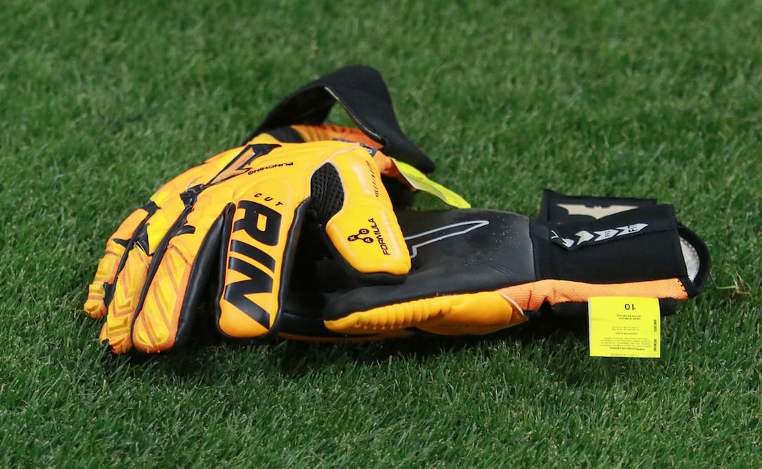 Guantes de Luis Ángel Malagón, portero del América, en la Champions Cup de la CONCACAF - Foto: Imago7
