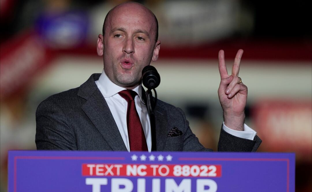 Stephen Miller habla ante el expresidente Donald Trump, candidato presidencial republicano, en un mitin de campaña en el Minges Coliseum, el lunes 21 de octubre de 2024, en Greenville, Carolina del Norte. Foto: AP