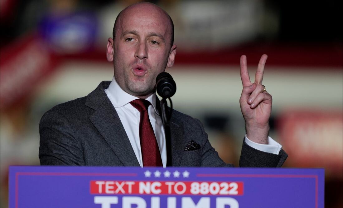 Stephen Miller habla ante el expresidente Donald Trump, candidato presidencial republicano, en un mitin de campaña en el Minges Coliseum, el lunes 21 de octubre de 2024, en Greenville, Carolina del Norte. Foto: AP