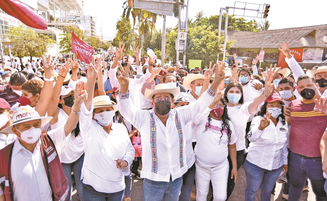 La marcha que encabezó Félix Salgado recorrió de la Diana al Zócalo, sobre la Costera Miguel Alemán. En su momento, el morenista se dijo confiado en que el Tribunal Electoral le devolverá la candidatura por el gobierno de Guerrero. Fotos:SALVADOR CISNEROS