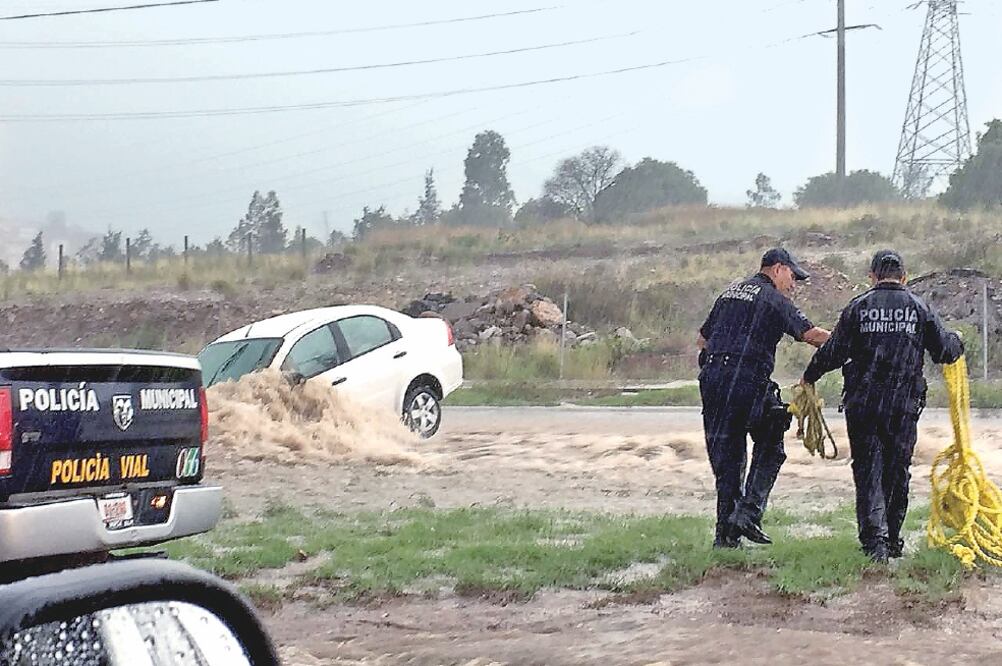 Inundación. En el municipio de San Luis Potosí las calles se transformaron en ríos, en los que ocho vehículos se quedaron bajo el agua (ESPECIAL)