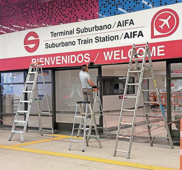 Trabajadores retiraban la señaletica característica de la empresa Ferrocarriles Suburbanos, previo a la inauguración este domingo. Foto: Arturo Contreras/ EL UNVERSAL