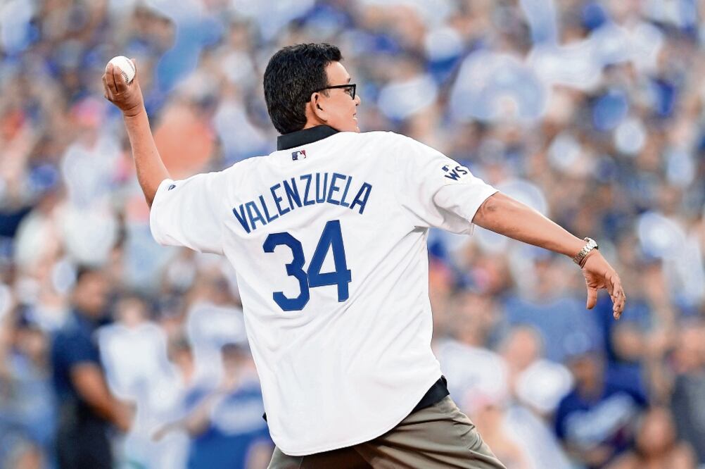 El mexicano lanzó la primera bola en el juego dos de la Serie Mundial. (GARY A. VASQUEZ. USA TODAY SPORTS)