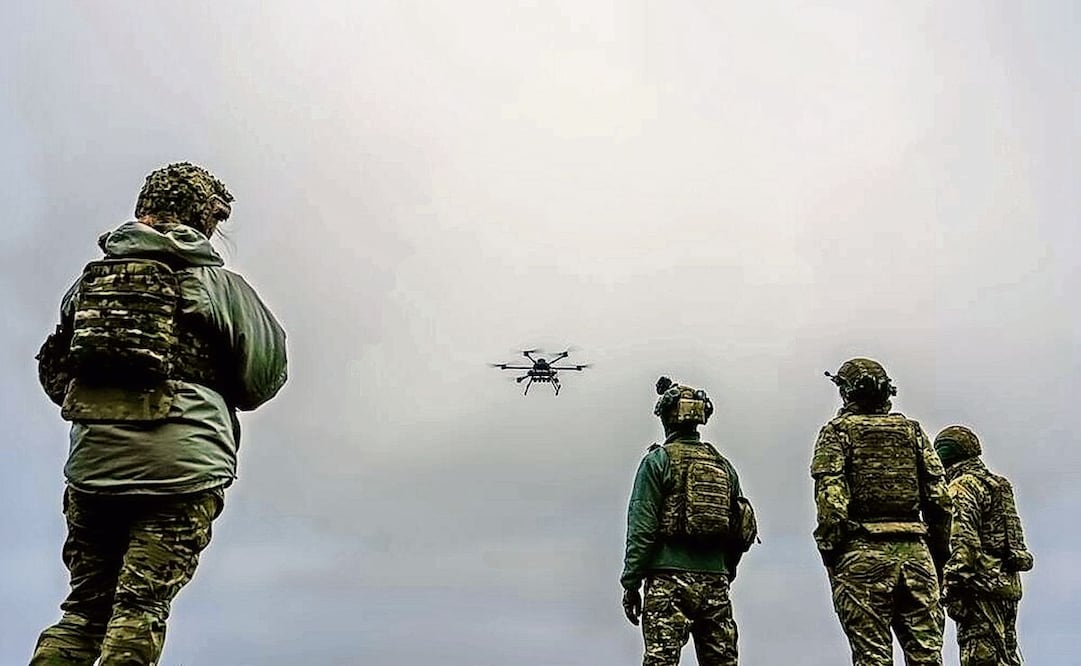 Una operadora de drones ucraniana de la unidad Kraken 1654 vuela un dron Vampire mientras otros soldados observan, en noviembre, en el óblast de Kharkiv. Foto: AP