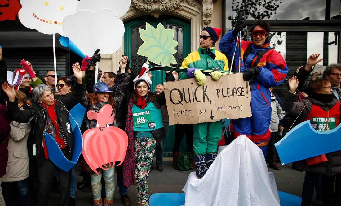 La cadena se extendió a lo largo de varias avenidas y bulevares del este de la capital francesa (REUTERS)