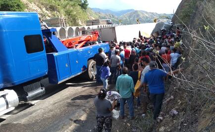 Pobladores rapiñan cargamento de tráiler volcado en Chiapas 
