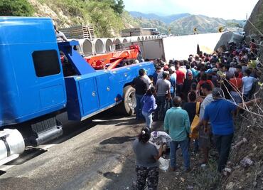 Pobladores rapiñan cargamento de tráiler volcado en Chiapas