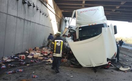 Tráiler que transportaba “sueros” vuelca en la carretera Lechería-Texcoco