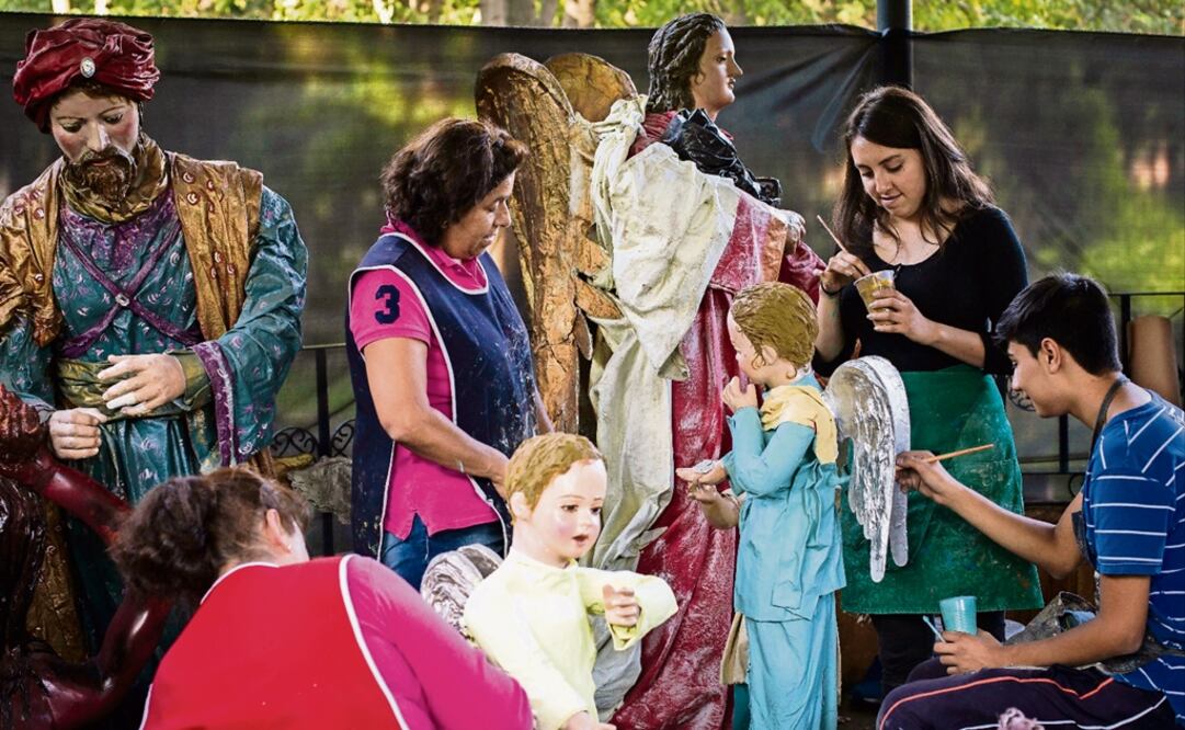 Citizens of Xochimilco and neighbors from nearby quarters may stop to admire the manger and the precision of Mary’s features: Bright eyes, thin lips, and an upturned nose - Photo: Demian Chavez/EL UNIVERSAL