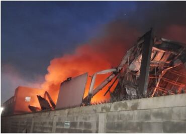 Reportan incendio en bodega de Escobedo, Nuevo León; desalojan a 170 personas