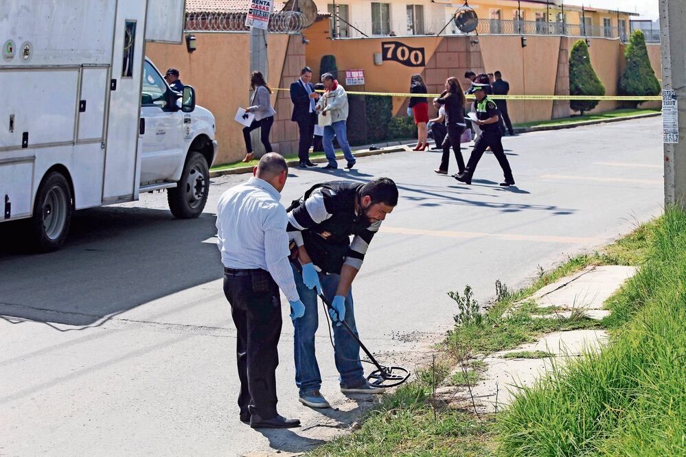 Peritos mexiquenses recaban pistas en la escena del crimen (JORGE ALVARADO. EL UNIVERSAL)